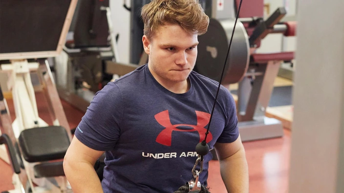 Nikolai Sommer trainiert im Kraftraum seinen Oberkörper