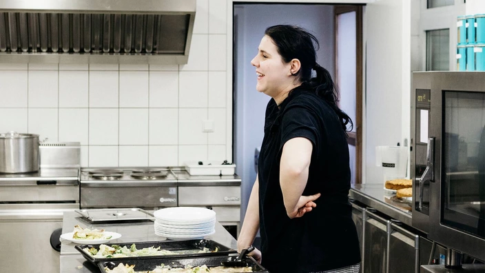 Köchin freut sich in einer Küche