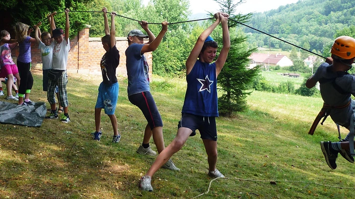 Kinder haben Spaß beim Tauziehen