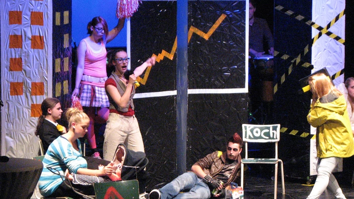 Jugendliche spielen auf der Bühne ein Theaterstück