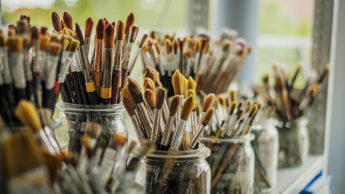 Viele Pinsel in unterschiedlichen Farben