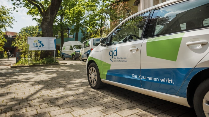 Fahrzeug des CJD vor einem Schulgebäude