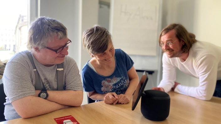 Bild zeigt Teilnehmende beim Testen eines Sprachassistenzsystems