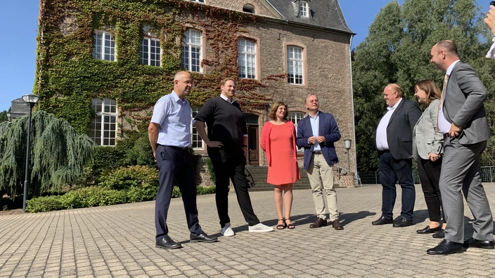 Bundestagsabgeordneter Thomas Rachel im Gespräch mit CJD Mitarbeitenden