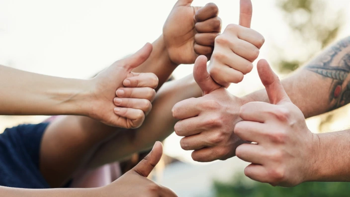 Symbolbild mit mehreren Händen