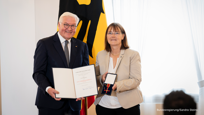Bundespräsident Frank Walter-Steinmeier ehrt CJD Vorständin Petra Densborn mit dem Bundesverdienstkreuz am Bande
