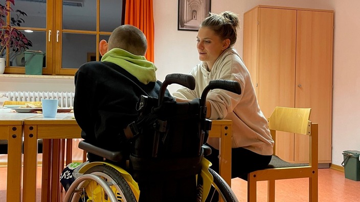 Ein schwerstbehindertes ukrainisches Kind mit Betreuerin im CJD in Berchtesgaden