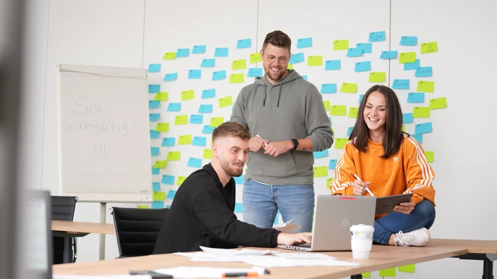 Mitarbeitende des CJD bei einer Besprechung