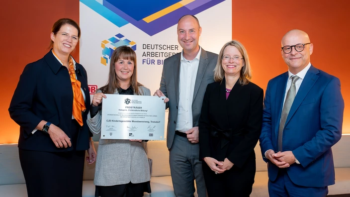 Beim Deutschen Arbeitgebertag in Berlin zeichnete die Bundesvereinigung der Deutschen Arbeitgeberverbände die CJD Kita Moosbeerenweg mit dem Deutschen Arbeitgeberpreis für Bildung in der Kategorie frühkindliche Bildung aus. Kita-Leiterin Michelle Engels (2.v.l.) und der Gesamtleiter des Verbundes CJD NRW Süd Boris Lietz (Mitte) nahmen beim Preisträgerempfang die Plakette entgegen.