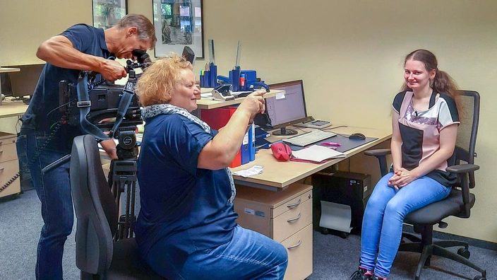 Junge Auszubildende im BBW Gera wird an ihrem Arbeitsplatz von einem Kamerateam des Fernsehens gefilmt