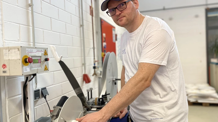 Silvio aus den Erfurter Werkstätten des CJD an seinem Arbeitsplatz