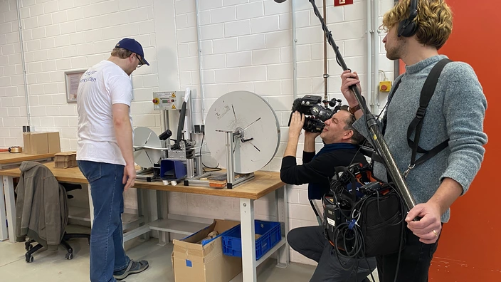 Ein Kamerateam des MDR und Silvio aus den Erfurter Werkstätten bei den Dreharbeiten