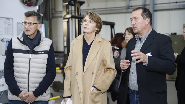 CJD-Fachbereichsleiter Ralf Schumacher erläutert Elke Büdenbender die Aufgaben im Elektrogeräterecycling