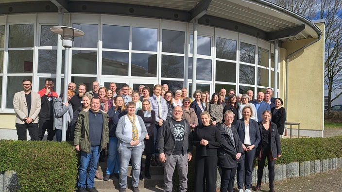 30 Jubilarinnen und Jubilare mit der Gesamtleitung des CJD NRW Nord