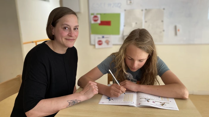 Jana Rübsam mit einem Schüler in der CJD Erfurt Christophorusschule