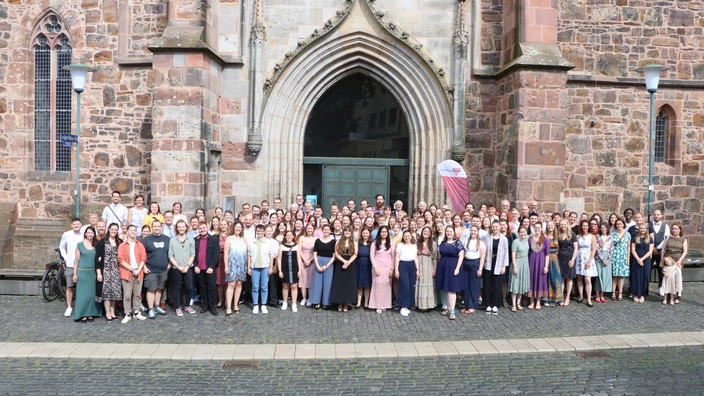 Absolventen und Absolventinnen 2024 vor der Martinskirche 