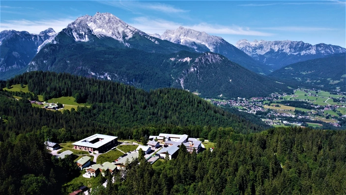 "Luftaufnahme der CJD Christophorusschulen Berchtesgaden auf 1200 Metern Höhe, eingebettet in die malerische Kulisse der Berchtesgadener Alpen