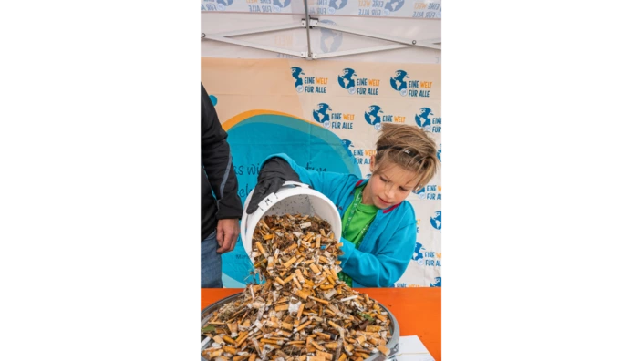 Eine Teilnehmerin der CJD Jugendkonferenz hat 400 Kippen gesammelt.