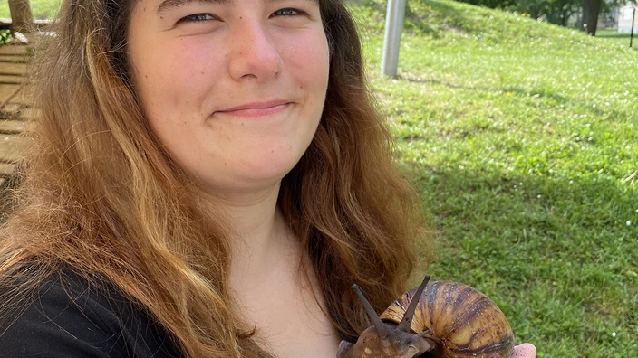Pädagogin Anna-Lena hält eine Achatschnecke auf der Hand