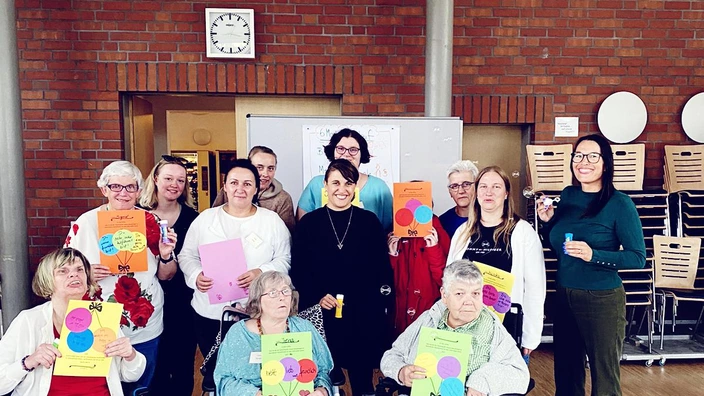 eine gruppe von Frauen, die gerade die Prüfung bestanden hat