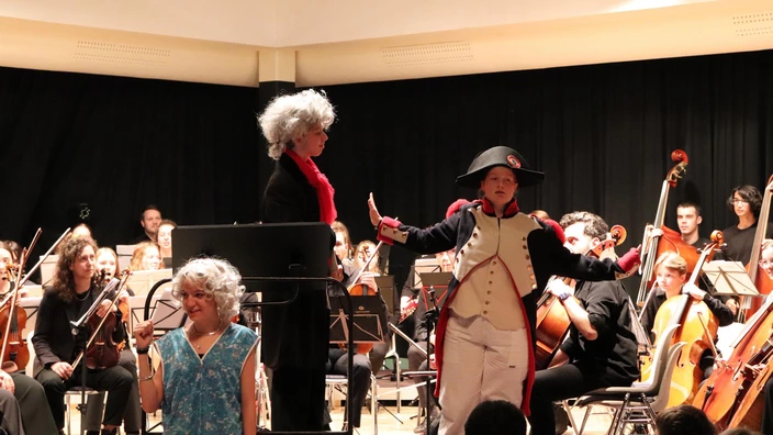 Das CJD Orchester zusammen mit den jugendlichen Schauspielern auf der Bühne