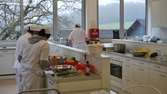 In der Küche arbeiten drei Auszubildende