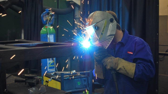 Ein Auszubildender beim Schweißen