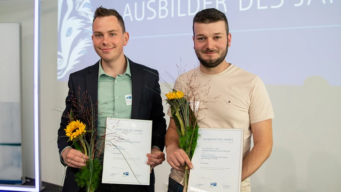 Metallausbilder Lukas Manthey (rechts im Bild) wurde als „Top Ausbilder“ ausgezeichnet.