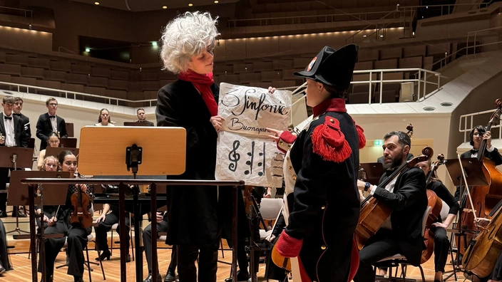 Beim CJD Orchesterkonzert in Berlin liefern Schülerinnen und Schüler der CJD Christophorusschulen in Droyßig kreative Einlagen zur Bedeutung der Begriffe Freiheit, Gleichheit, Brüderlichkeit und Toleranz.