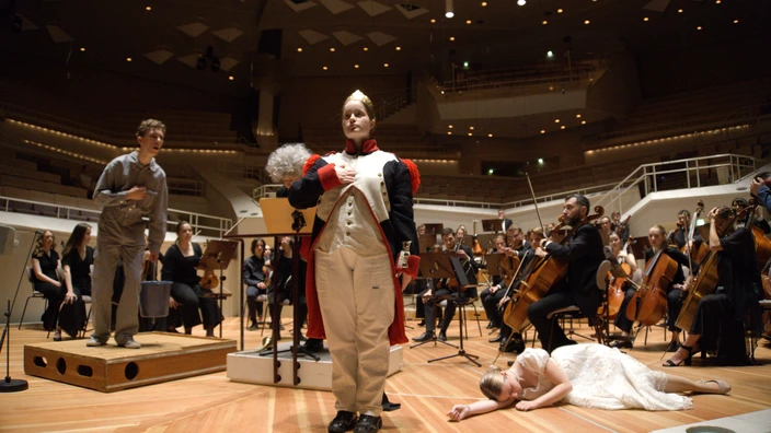 Beim CJD Orchesterkonzert in Berlin liefern Schülerinnen und Schüler der CJD Christophorusschulen in Droyßig eine dramatische Szene zur Bedeutung der Begriffe Freiheit, Gleichheit, Brüderlichkeit und Toleranz. Eine Interpretin legt sich theatralisch hin und verstärkt so die Intensität dieser fesselnden Aufführung.