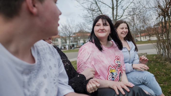 Eine Gruppe von Jugendlichen im Gespräch