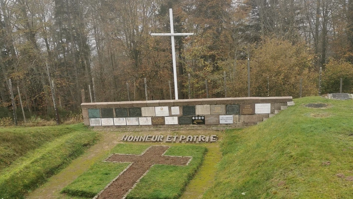 Unter dem Kreuz befindet sich die Aschegrube.