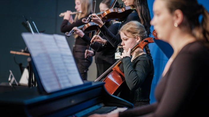Jugendliche des Jugendkammerchors und Jugendorchesters des CJD Christophorus Gymnasiums Versmold bei der Eröffnungsfeier des Adventsmarktes