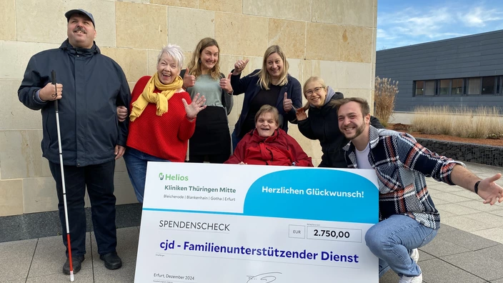 Das CJD Team freut sich über den Spendenscheck vom Helios Klinikum.