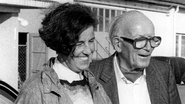 Arnold und seine 2. Frau Rosemarie schauen beide lachend zur rechten Seite.