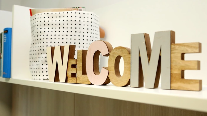 Schriftzug WELCOME auf einem Regal 