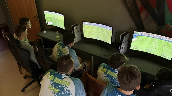Das CJD Gaming Team beim Spielen an den Monitoren