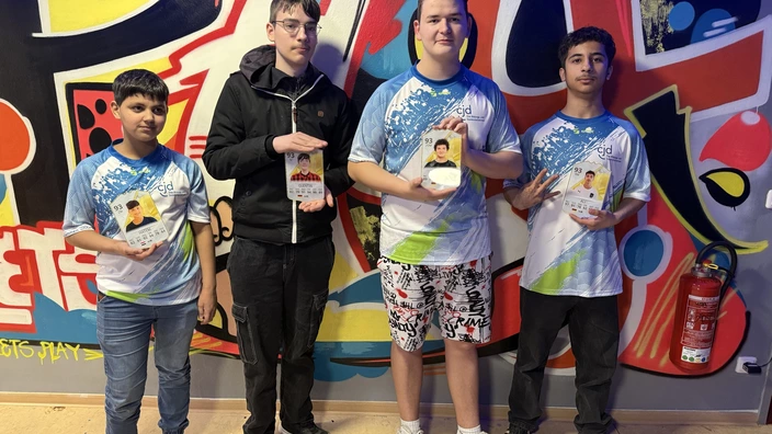 Vier Jugendliche vor einer Graffiti-Wand