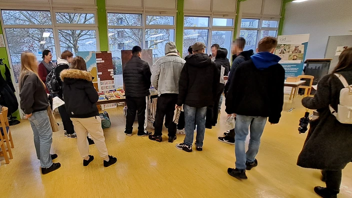 Gruppe von Schülerinnen und Schüler beim Informationsstand der Malerinnen/Maler und Lackiererinnen/Lackierer