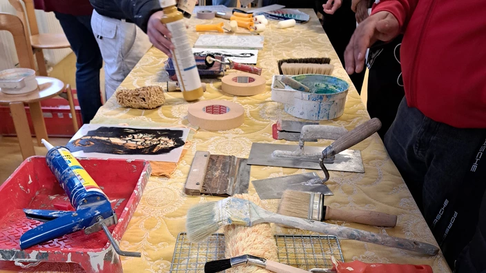 Tisch mit Werkzeugen im Malergewerbe