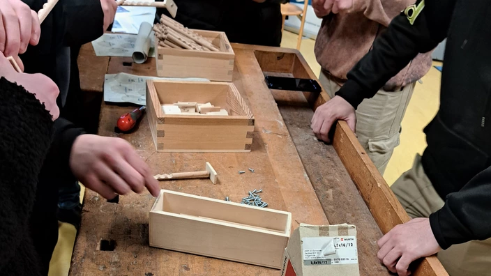 Schülerinnen und Schüler beim Informationsstand zum Berufsfeld Holz 