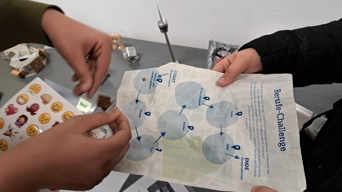 Sticker wird aufgeklebt auf Laufzettel mit verschiedenen Stationen 