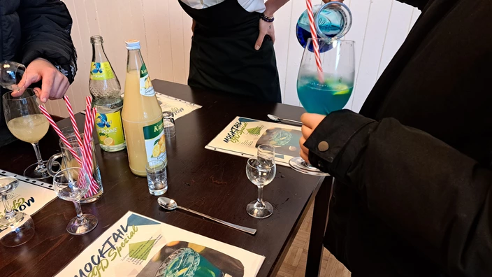 Schülerinnen und Schüler mischen alkoholfreie Cocktails im Service Gastronomie