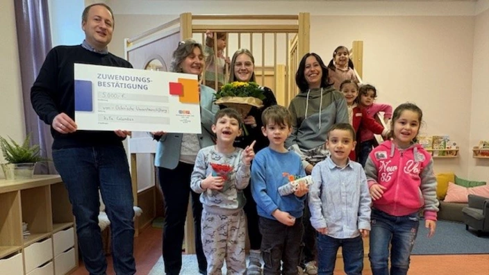 Kinder freuen sich über neue Spielburg in der integrativen CJD Kita Columbus