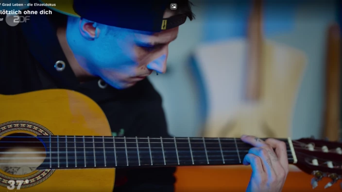 Screenshot aus der ZDF-Dokumentation '37 Grad: Plötzlich ohne Dich' zeigt einen jungen Mann aus der CJD Produktionsschule Wolgast, der über seinen Weg aus der Drogenabhängigkeit berichtet