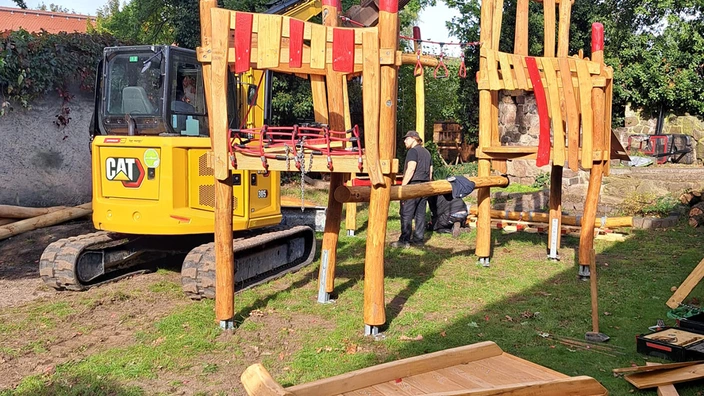 Aufbau der Kletteranlage in der Tagesgruppe Markkleeberg.