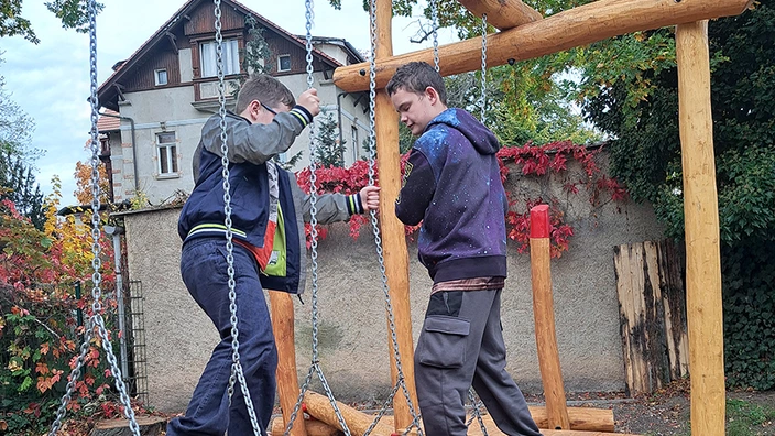2 Jungen auf balancieren auf der Kletteranlage.