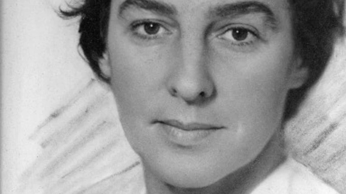 Schwarz-weiß-Porträtdruck von Käthe Dannenmann mit kurzem, gewelltem Haar und klarem Blick, vor neutralem Hintergrund. Sie trägt eine helle Bluse oder einen Kittel. Der Ausdruck ist ruhig und bestimmt. Die Aufnahme wirkt wie eine Mischung aus Fotografie und Zeichnung, möglicherweise retuschiert oder künstlerisch bearbeitet.