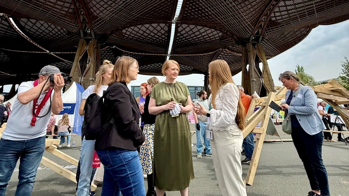 CJD-Vorständin Petra Densborn trifft Noch-Bundesfamilienministerin Lisa Paus auf dem 39. Deutschen Evangelischen Kirchentag in Hannover