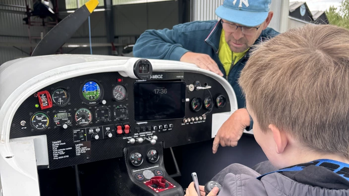 Ein Kind in einem Leichtflugzeug